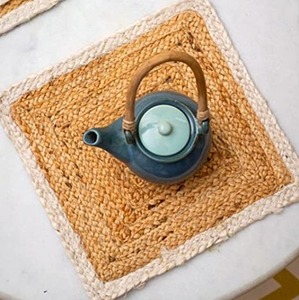 Sets de table carrés en jute et coton écologiques, design floral tressé moderne, antibactériens, pour les fêtes à domicile et les hôtels - Product Image 1