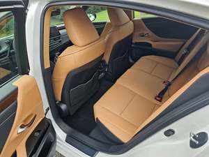 Blanco brillante 2024 Lexus ES Hybrid 300H FWD de lujo con ruedas de aleación Asientos de cuero Sistema de navegación Asientos calefactables de arranque remoto - Product Image 4