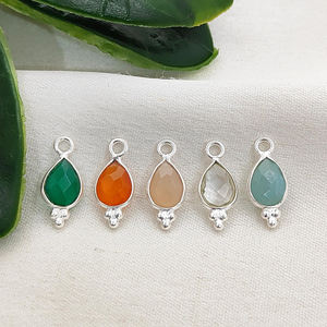 Dijes de Zafiro Teñido en Forma de Pera, Zafiro Azul Tallado en Briolette Hecho a Mano, Dije de Plata de Ley 925 para Fabricación de Joyería, Dijes al por Mayor - Product Image 3