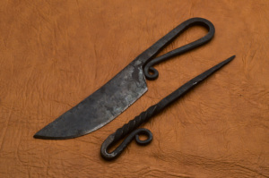 Couteau médiéval en acier à haute teneur en carbone pour les fêtes, la cuisine et le camping avec pochette en cuir personnalisable OEM - Product Image 2