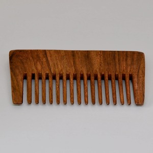 Peigne en bois naturel fait à la main, durable et écologique, pour prévenir la casse des cheveux et réduire l'électricité statique - Product Image 6