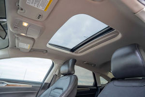 Hyundai Elantra GLS berline 2013, boîte automatique, options de boîte de vitesses manuelle, sièges en cuir, intérieur foncé, roues arrière R16, 4L essence, options électriques - Product Image 3