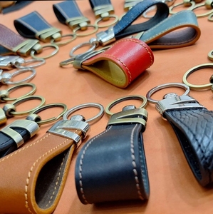 พวงกุญแจหนังวัวควายพิมพ์โลโก้ตามสั่งผลิตจากโรงงาน - Product Image 2