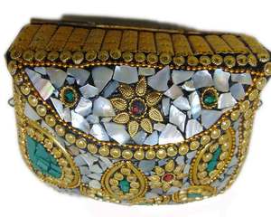 Pochette brodée artisanale indienne pour femme avec cadre en laiton et métal, ornée de miroirs et de Gota Patti, de Delhi Lowellcraft.com - Product Image 1