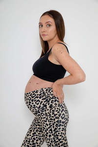 Leggings de maternité de yoga graphique pleine longueur à impression numérique léopard personnalisé pour dames pantalons d'été à poches pour femmes enceintes - Product Image 5