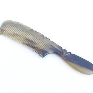 Peine de Cuerno Natural Pulido a Mano de Lujo con Diseño de Amor, Peine Orgánico Desenredante para el Cuidado del Cabello, Barba y Bigote - Product Image 1