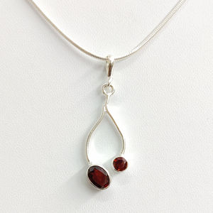 Pendentif double pierre grenat en argent sterling, design minimaliste, bijoux élégants faits à la main - Product Image 1
