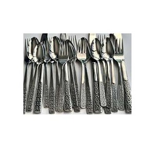 Nouvel ensemble de couverts de luxe personnalisés au Portugal à vendre avec un argent unique poli avec un design plat en relief poignée ensemble d'ustensiles - Product Image 1