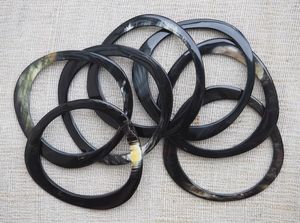 กำไลข้อมือทำมือจากเขาควายธรรมชาติคุณภาพดี กันน้ำ สไตล์รัก สีดำน้ำตาล แบบกว้าง - HF CRAFTS - Product Image 5