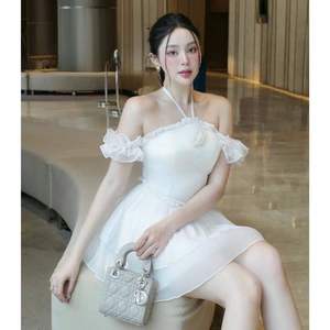 Robe sophistiquée de haute qualité au-dessus du genou avec col en V et manches bouffantes pour les fêtes Style doux pour faire une déclaration - Product Image 5