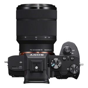 Appareil photo hybride plein format avec kit d'objectifs 28-70 mm et 50 mm F/1.8, carte mémoire 64 Go, batterie supplémentaire, sac à dos et étui inclus - Product Image 4
