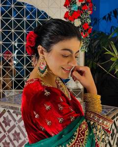 Ensemble Kurti en velours lourd de qualité supérieure avec un pantalon élégant et un Dupatta assorti conçu pour les fêtes, les fonctions de mariage, les vêtements ethniques - Product Image 4