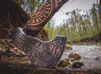 Hacha Vikinga con Runas Grabadas a Mano, Regalo Personalizado, Hacha Vikinga de Acero al Carbono Forjado, Hacha Pequeña con Funda de Cuero Genuino