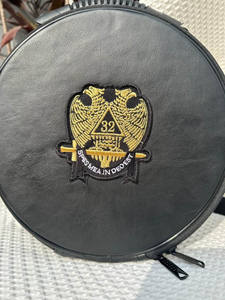 Étui en cuir souple pour régalia maçonnique avec broderie motif équerre et compas, personnalisable OEM/ODM, étanche IP67, fermeture à boucle pliable - Product Image 3