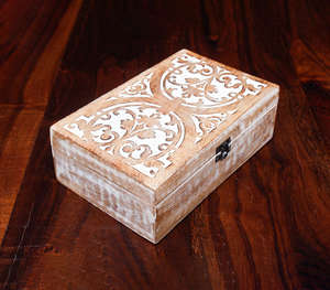 Boîte à bijoux en bois brun artisanale de luxe avec couvercle sculpté de fleurs blanches détaillées Organisateur de rangement rectangulaire pour souvenirs - Product Image 1