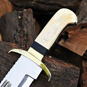 Cuchillo Bowie de Camping J2 Hecho a Mano con Hoja Parcialmente Dentada, Mango de Resina de Hueso de Camello y Guarda de Latón - Cuchillo de Caza Duradero para Exteriores - Product Image 2