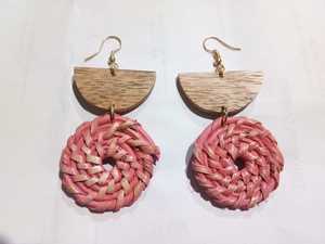 Pendientes de resina hechos a mano de estilo bonito, Pendientes colgantes en forma de Luna para compromiso y boda de niñas directamente desde la India - Product Image 4