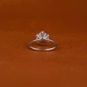 Anillo de compromiso chapado en oro macizo de 18 quilates con certificación IGI, corte en forma de flor, Diamante cultivado en laboratorio con ajuste de halo de moda, anillos finos - Product Image 4