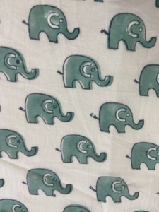 Tissu en coton imprimé à la main, motif d'éléphant mignon en vert sur fond naturel - Product Image 2