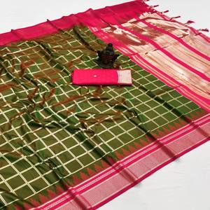 Sari de Seda Banarasi Pura VASTRA COTTAGE con Diseño de Zari Tejido a Mano en Toda la Superficie, Pallu Rico y Blusa de Seda con Tejido en Contraste - Product Image 3