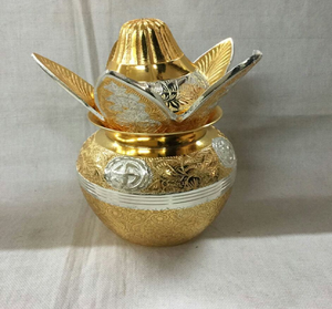 Olla Kalash de latón macizo con detalles intrincados: recipiente decorativo y ritual indio tradicional a precio mayorista - Product Image 3