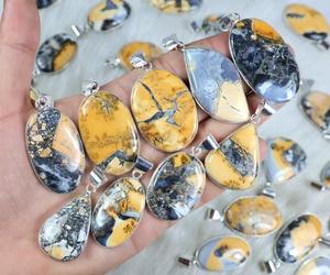 สร้อยคอสไตล์โบฮีเมียนสำหรับสาวๆ ทำมือ ชุบเงินโบราณ ประดับด้วยจี้หินมาลิกาโนสีเหลืองแบบฝังขอบ  จี้หินนำโชค - Product Image 1