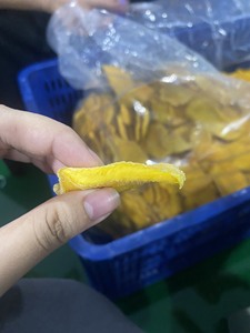 Vente en gros de chips de fruits séchées sucrées naturelles à la mangue fabriquées au Vietnam pour des friandises quotidiennes saines et rafraîchissantes - Product Image 3