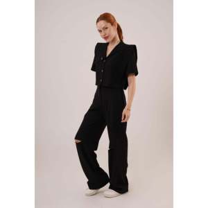 Conjunto de Dos Piezas para Mujer Lustrin: Blusa Negra con Bolsillos y Botones y Pantalones con Detalle en la Rodilla - Mezcla de Poliéster y Viscosa, Estilo Casual - Product Image 3