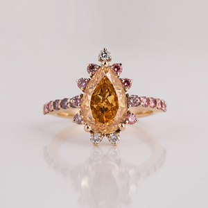 Elégante bague de fiançailles classique en plaqué or 18KT pour femme, diamant jaune taille poire créé en laboratoire, serti de pavés de diamants roses IGI - Product Image 2