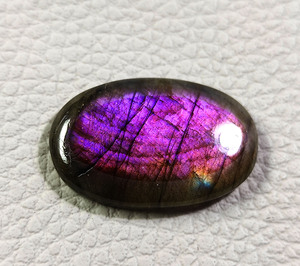 Excellent Labradorite Gemstone Cabochon Labradorite Gemmes Polies Forme Ovale Violet Flashy Pierre Naturelle en Gros - Product Image 1