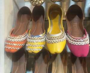 รองเท้า khussa แบบดั้งเดิมของผู้หญิงทำมือ, รองเท้าสไตล์อินเดียสไตล์ punjabi jutti สำหรับผู้หญิงรองเท้า khussa ประดับด้วยลูกปัด - Product Image 4