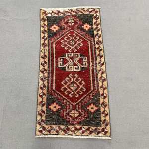 Tapis vintage, petit tapis turc de 1,7 x 3,3 pieds, tapis persan en laine rouge - Product Image 1