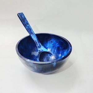 Cuenco de resina grande azul oscuro redondo superior con cuchara para servir El mejor cuenco para ensalada de resina epoxi para aspecto japonés multiusos - Product Image 1