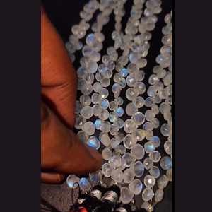 ลูกปัดมูนสโตนสีรุ้งธรรมชาติทรงหยดน้ำ 19 เส้น น้ำหนัก 1273 กะรัต ล็อต Iroc Sales ความยาว 10 นิ้ว ราคา 260 ดอลลาร์สหรัฐฯ สำหรับทั้งหมด - Product Image 1