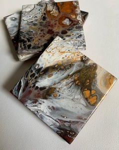 Ensemble de sous-verres modernes en résine époxy et noyer avec motifs de flux colorés pour les cafés, les restaurants et la décoration intérieure élégante - Product Image 3