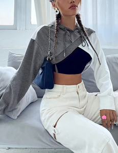 Vente en gros de sweat-shirts à capuche courts pour femmes, personnalisés, en coton/polyester, uni, devant avec logo, décontracté, streetwear, écologique, épaules tombantes - Product Image 2