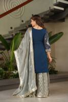 Ensemble élégant en géorgette avec broderie et sequins, doublure en coton, comprend un haut stylé, un pantalon palazzo et un dupatta pour une tenue ethnique gracieuse.