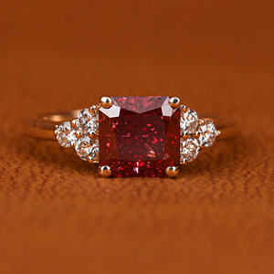 Anillo de compromiso lujoso clásico de diamante cultivado en laboratorio de corte radiante Rosa Chapado en plata de ley a la moda anillo de diseño personalizado - Product Image 1