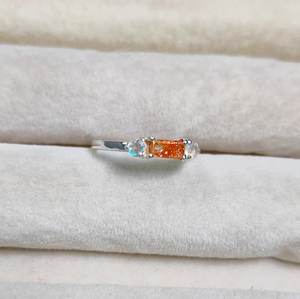 Diseño clásico Plata de Ley 925 Anillo de boda de compromiso de corte Baguette para mujer Piedra solar dorada Piedra lunar para fiestas de bodas - Product Image 4