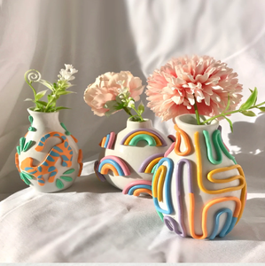 Jarrón de cerámica de estilo turco vibrante con flores multicolores pintadas a mano, disponible a precios de mayoreo. - Product Image 4