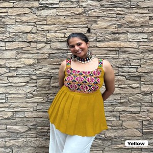 Trendy Gamthi Work Short Kurti pour femme Design sans manches en rayonne douce avec embellissements en miroir véritable - Product Image 2