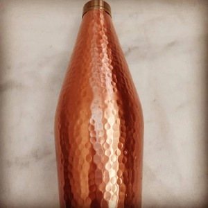 Botella de cobre rústica de proveedor indio con tapa a prueba de fugas perfecta para el refuerzo inmunológico y el bienestar diario llevar a precio de fábrica - Product Image 4