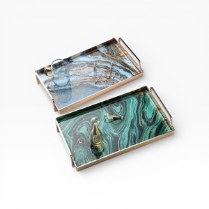 Ensemble de deux plateaux décoratifs rectangulaires avec surface effet marbre bleu et vert et poignées en métal doré - Product Image 1