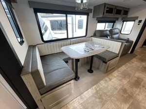 Camping-car motorisé d'occasion 2025 F-o-r-e-s-t R-i-v-e-r P-u-m-a 28BHSS - Product Image 3