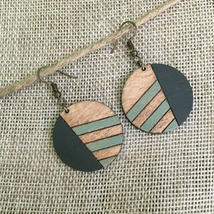 Pendientes Colgantes Personalizables GLOSSI CUSTOM Hechos a Mano con Modelo de Ángel, Lámina Dorada, Blanco y Negro, Resina y Madera en Forma de Corazón - Product Image 1