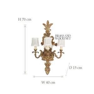 Aplique de pared de latón antiguo con diseño de tres brazos Detalles de hojas adornadas y tonos de tela para interiores de lujo clásicos - Product Image 2