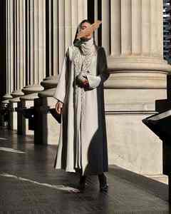 ชุดอาบายาตัวยาวผ้าไหมสีดำแบบพรีเมี่ยมสำหรับผู้หญิงมุสลิมลำลองเปิดสไตล์จาลาบียาทันสมัยสวมใส่สบายทันสมัย - Product Image 1