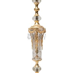 Juego de candelabros de latón dorado con acentos de cristal, bases ornamentadas y lujoso diseño decorativo clásico - Product Image 4
