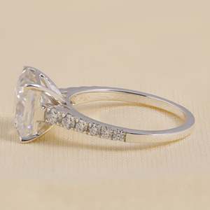 Anillo de Compromiso Solitario con Diamante Cultivado en Laboratorio Princess con Detalles de Diamantes en la Banda - Colección de Anillos de Diamantes Elegantes - Product Image 1