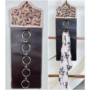 Porte-écharpe et porte-serviettes en cuir de vache artisanal avec motif floral et anneaux métalliques, organisateur rustique occidental, porte-écharpe - Product Image 1
